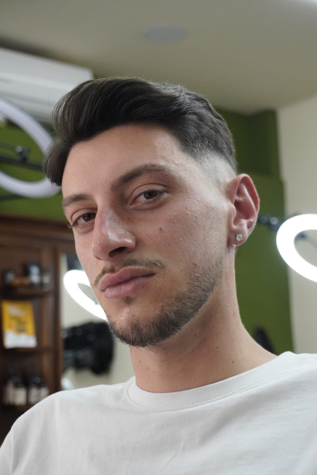 Barbero cortando cabello